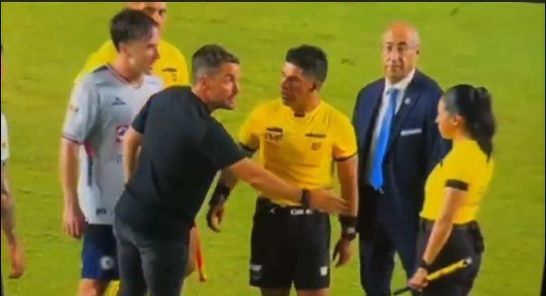 Reportan que Nicolás Larcamón habría amenazado a la árbitra Karen Díaz.