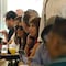 ”La traje a pasear”: Sacan a Salma Hayek y Angelina Jolie por la cocina del Café La Parroquia ante multitud de fans (VIDEO)