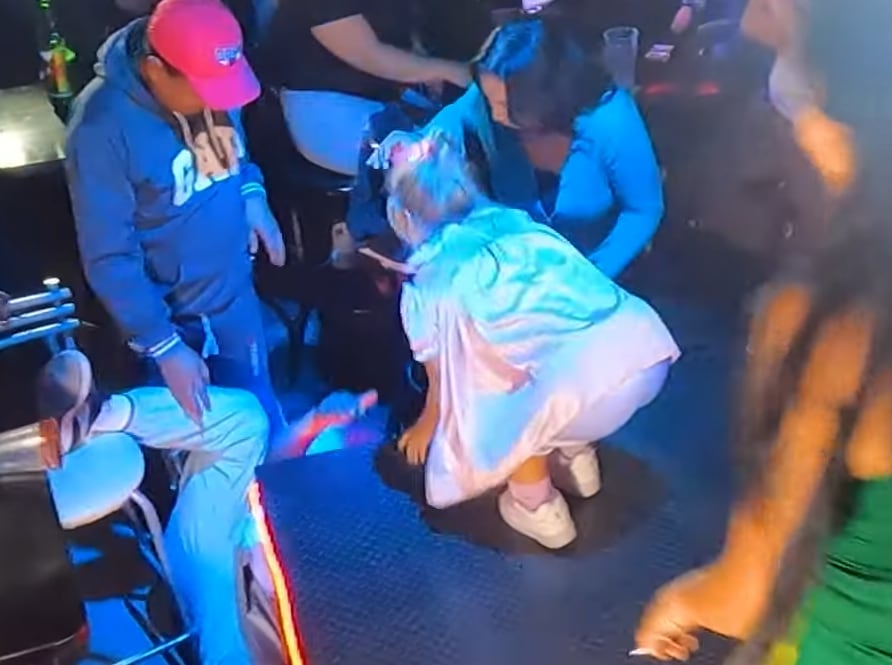 Pequeña Nicole ayudando a su pareja de baile que se cayó
