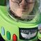 A falta de cubrebocas, utiliza un casco de Buzz Lightyear (VIDEO)