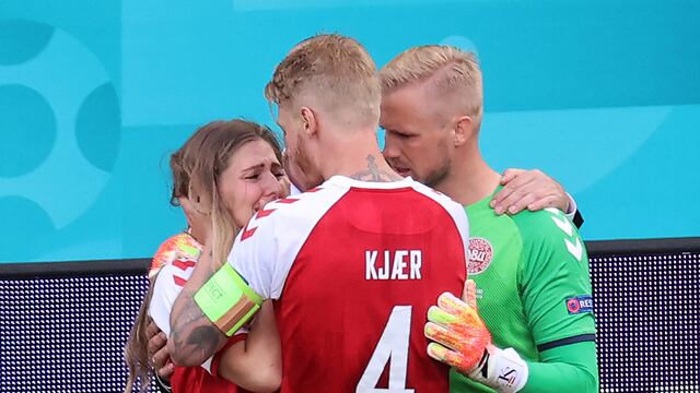 Simon Kjaer reconforta a Sabrina Kvist