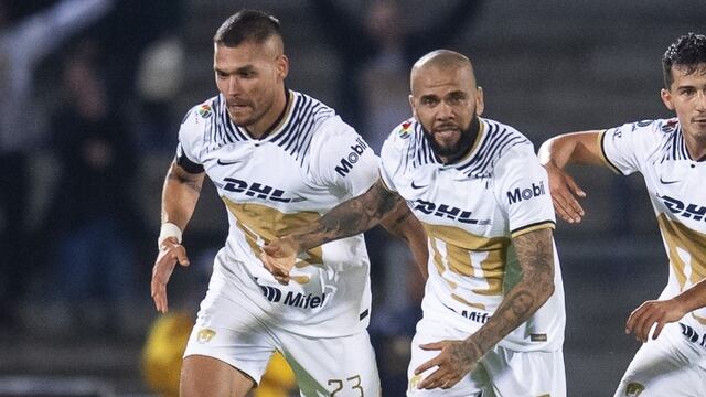 Nico Freire y Dani Alves celebran el gol de Pumas