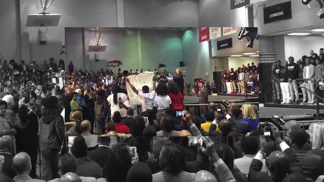 Un grupo de activistas con pancartas interrumpió un evento de la campaña de Hillary en Atlanta, Georgia.