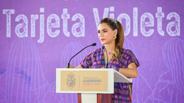 Evelyn Salgado entrega certificados y constancias de capacitación a mujeres