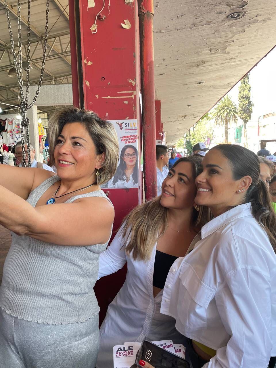 Alessandra Rojo De la Vega recorriendo la colonia ex Hipódromo de Peralvillo