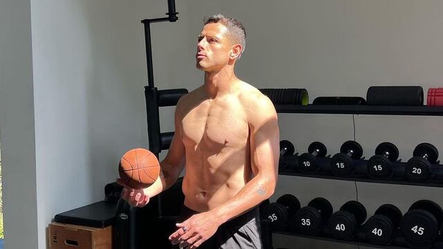 Chicharito Hernández presumió su impresionante físico en redes sociales.