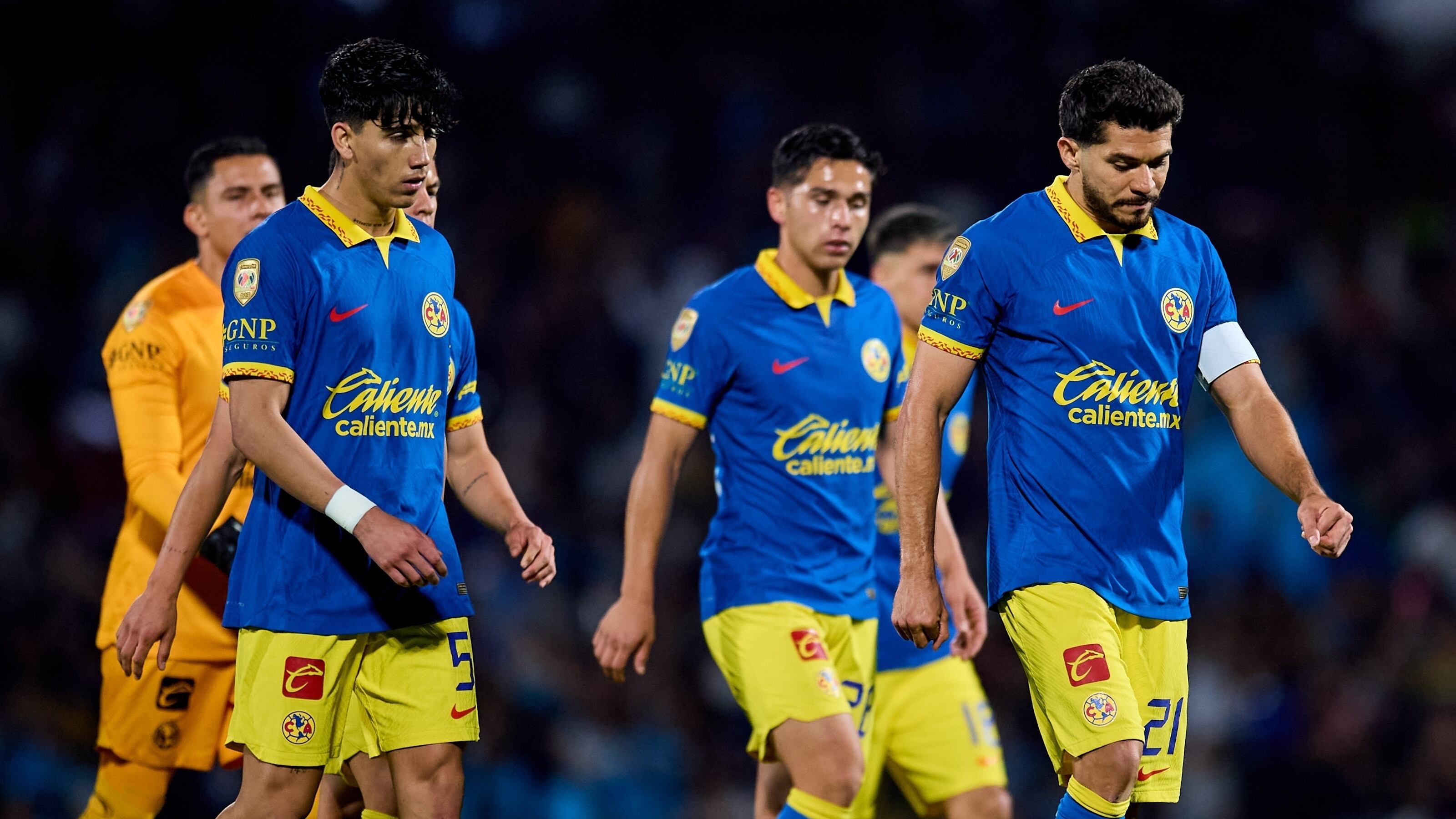 Henry Martín, triste tras la derrota contra Club Pumas.