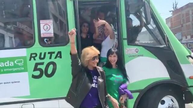 Adela Micha llega a marcha por el Día Internacional de la Mujer... en camión