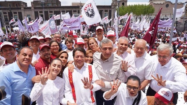 En el mitin de Morena en Toluca con varios funcionarios públicos