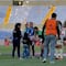 Niña se cae en el protocolo de Liga MX Femenil y hace llorar a portera de Querétaro