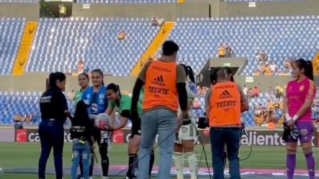 Portera del Club Querétaro femenil llora con la caída de una niña