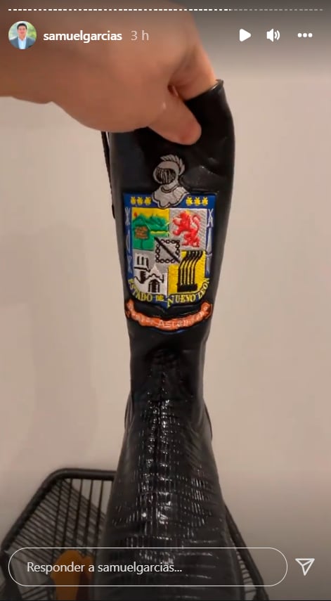 Samuel García presume botas