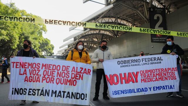 Padres de niños con cáncer vuelven a manifestarse en el AICM por desabasto de medicamentos