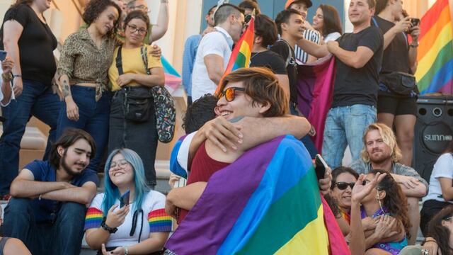 El besotón frente a un museo en Mérida dejó grandes imágenes.