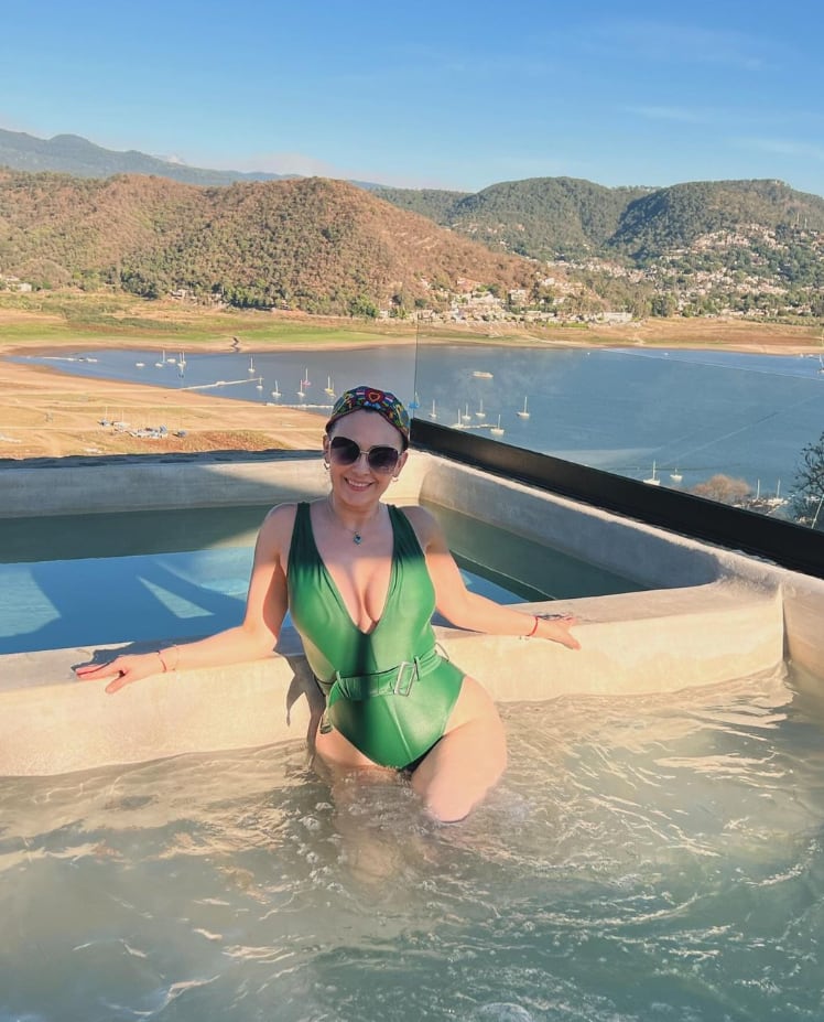 Aracely Arámbula cautiva con un escotado traje de baño y rinde homenaje a su mamá Socorro Jacques