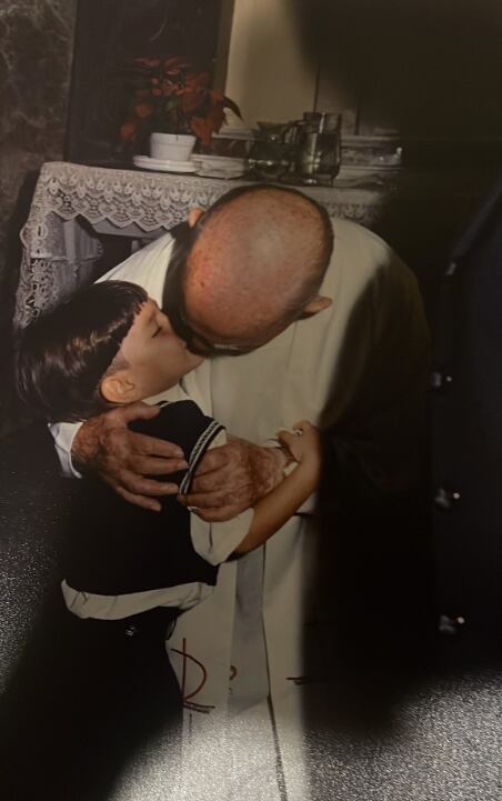 Cura abusa de un niño besándolo en la boca