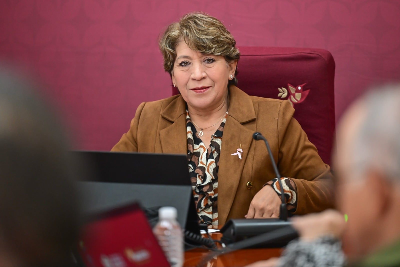 Delfina Gómez anuncia tarifa preferencial a adultos mayores con tarjeta del INAPAM en transporte público.