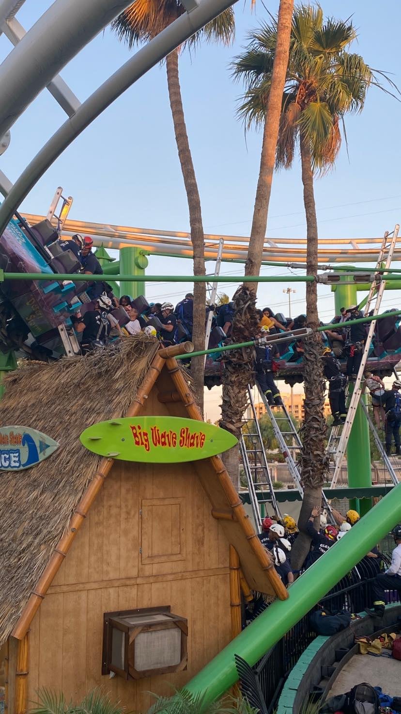 Bomberos rescatando a las personas