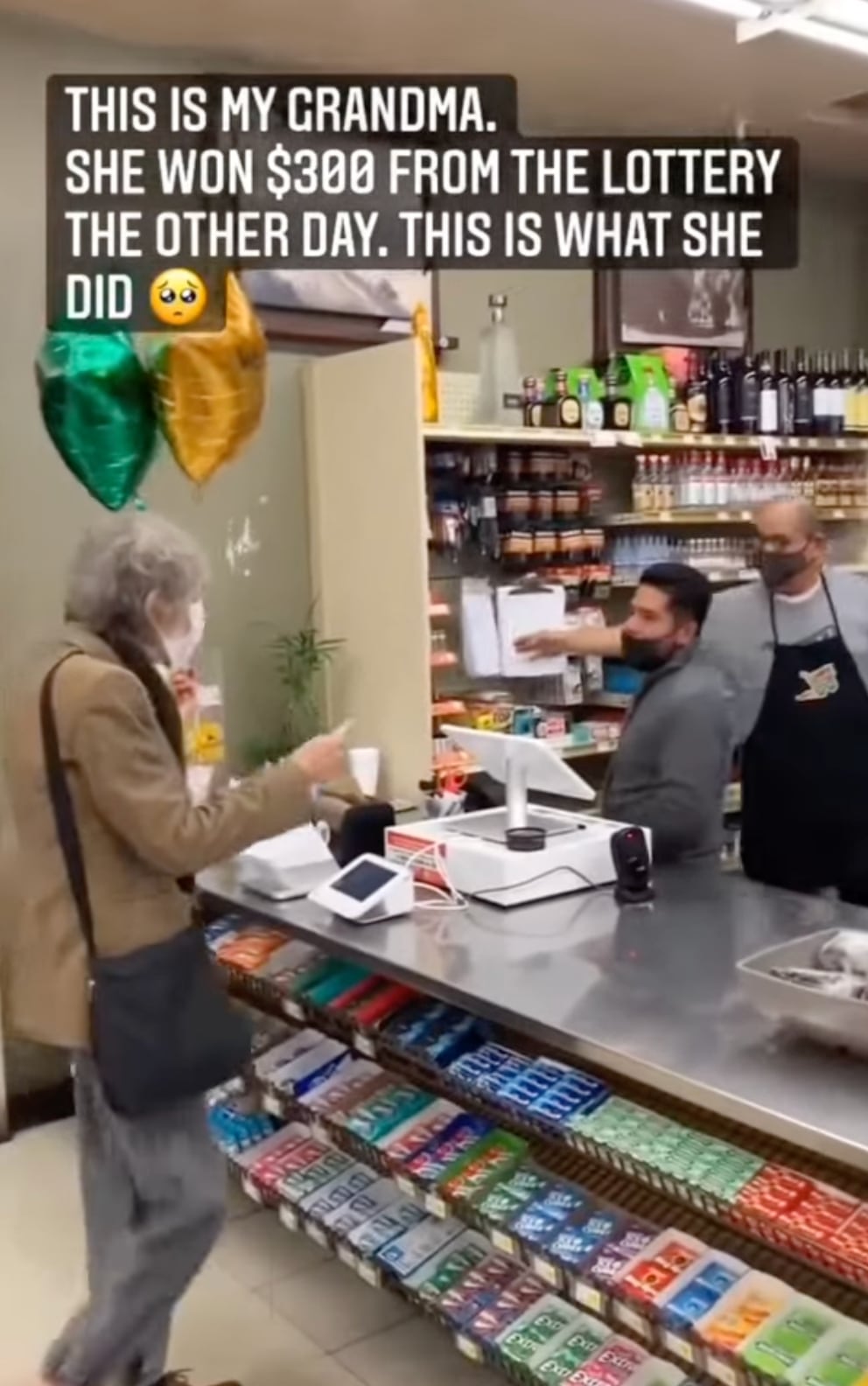 Mujer regala su premio de lotería