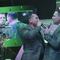 Edwin Luna y El Yaki celebran con beso pasar el millón de reproducciones