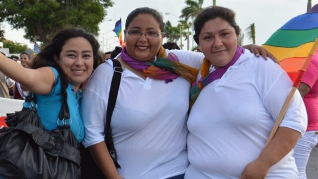María José y Faride Zulema (las dos de blanco a la derecha)