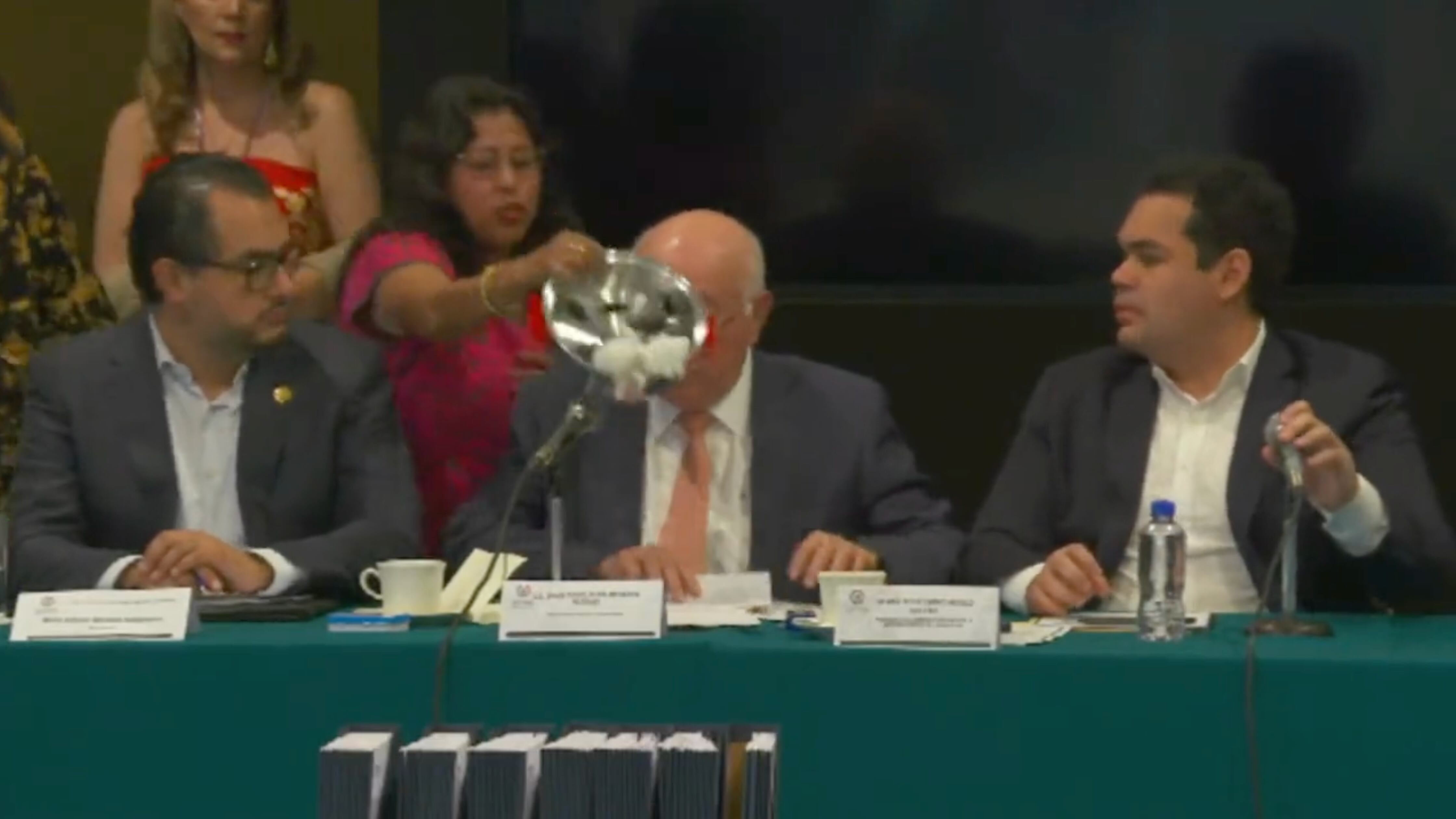 David Colmenares: Diputada le avienta ratones para que destape la cloaca de la corrupción en la 4T