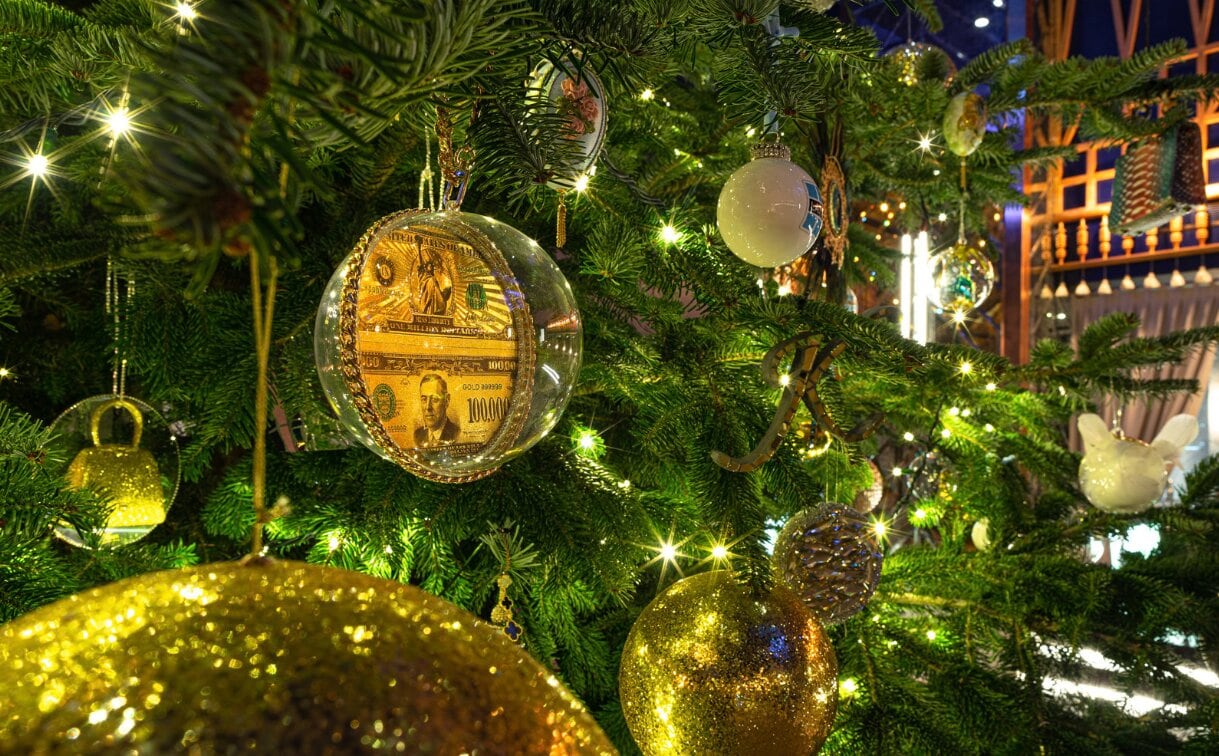 Decoraciones del árbol más caro del mundo en España.