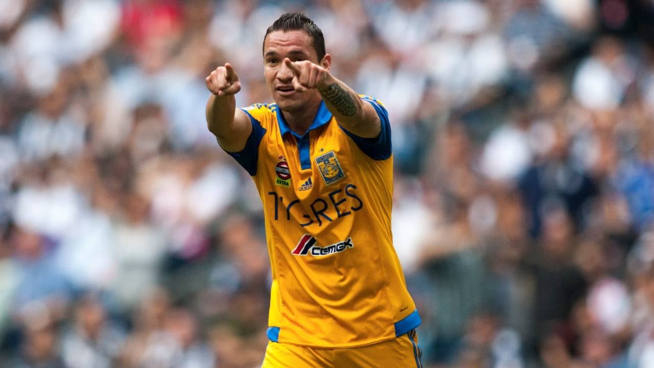 Dueñas festeja gol con Tigres.