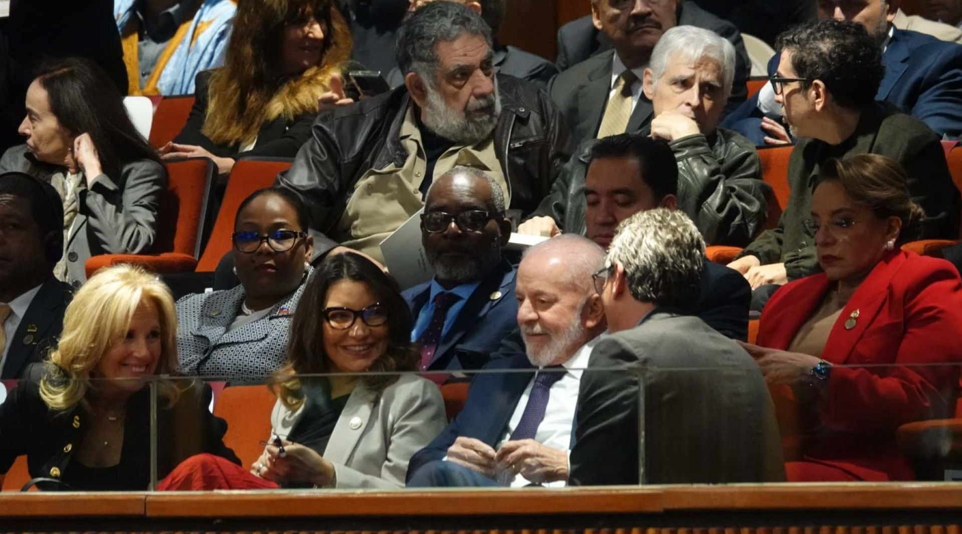 Jill Biden, primera dama de Estados Unidos; Rosângela de Silva, primera dama de Brasil; Luiz Inácio Lula da Silva, presidente de Brasil, conversaron durante la entrega de la banda presidencial de Claudia Sheinbaum