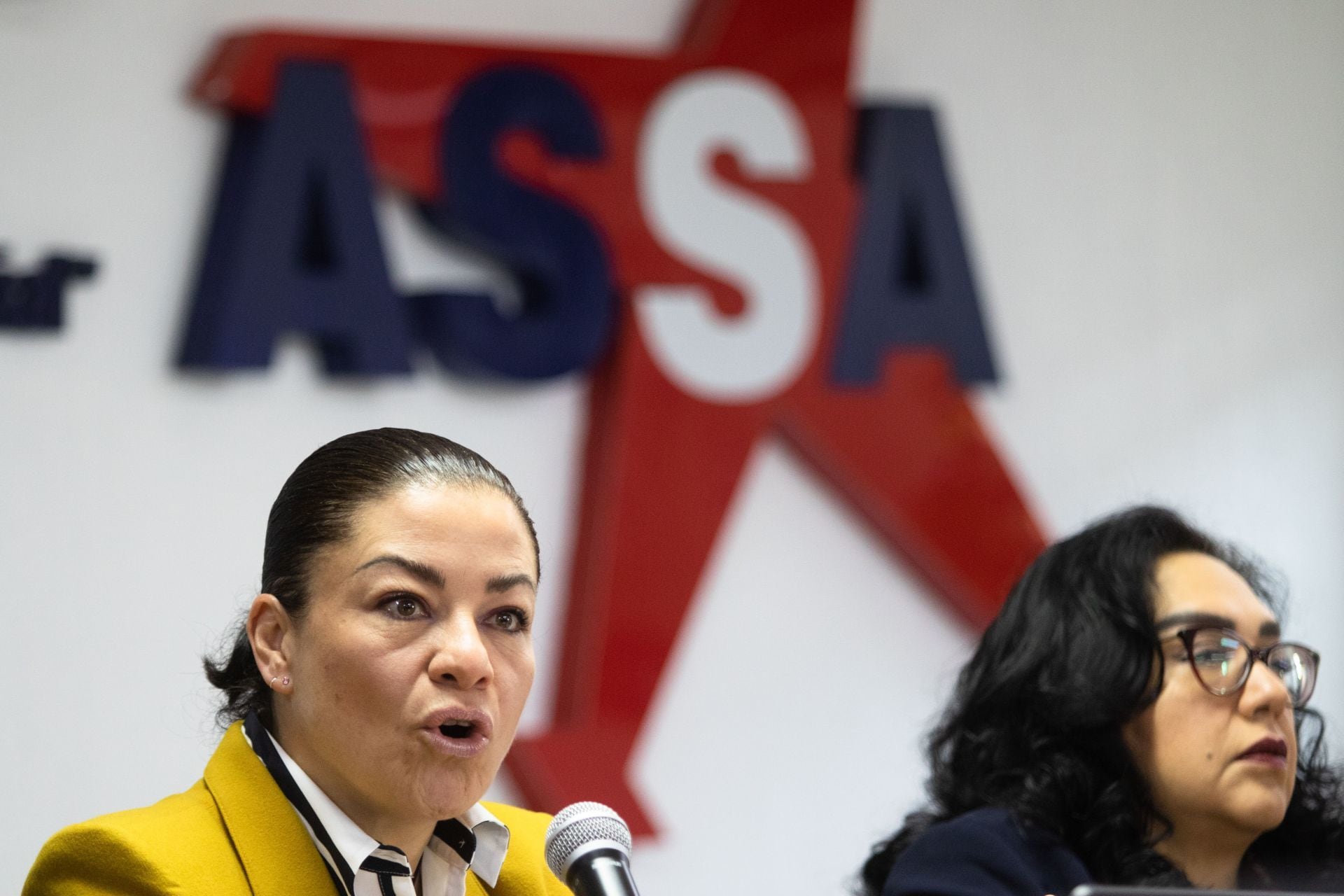 David Nava, secretario de Relaciones del ASSA; Ada Salazar, secretaria general del ASSA; y Sandra Carrillo, secretaria del Trabajo del ASSA, ofrecieron conferencia de prensa