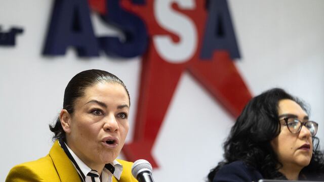David Nava, secretario de Relaciones del ASSA; Ada Salazar, secretaria general del ASSA; y Sandra Carrillo, secretaria del Trabajo del ASSA, ofrecieron conferencia de prensa