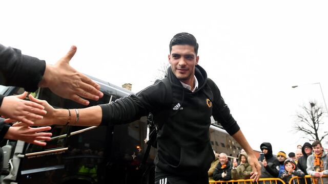 Raúl saluda a un fan de los Wolves