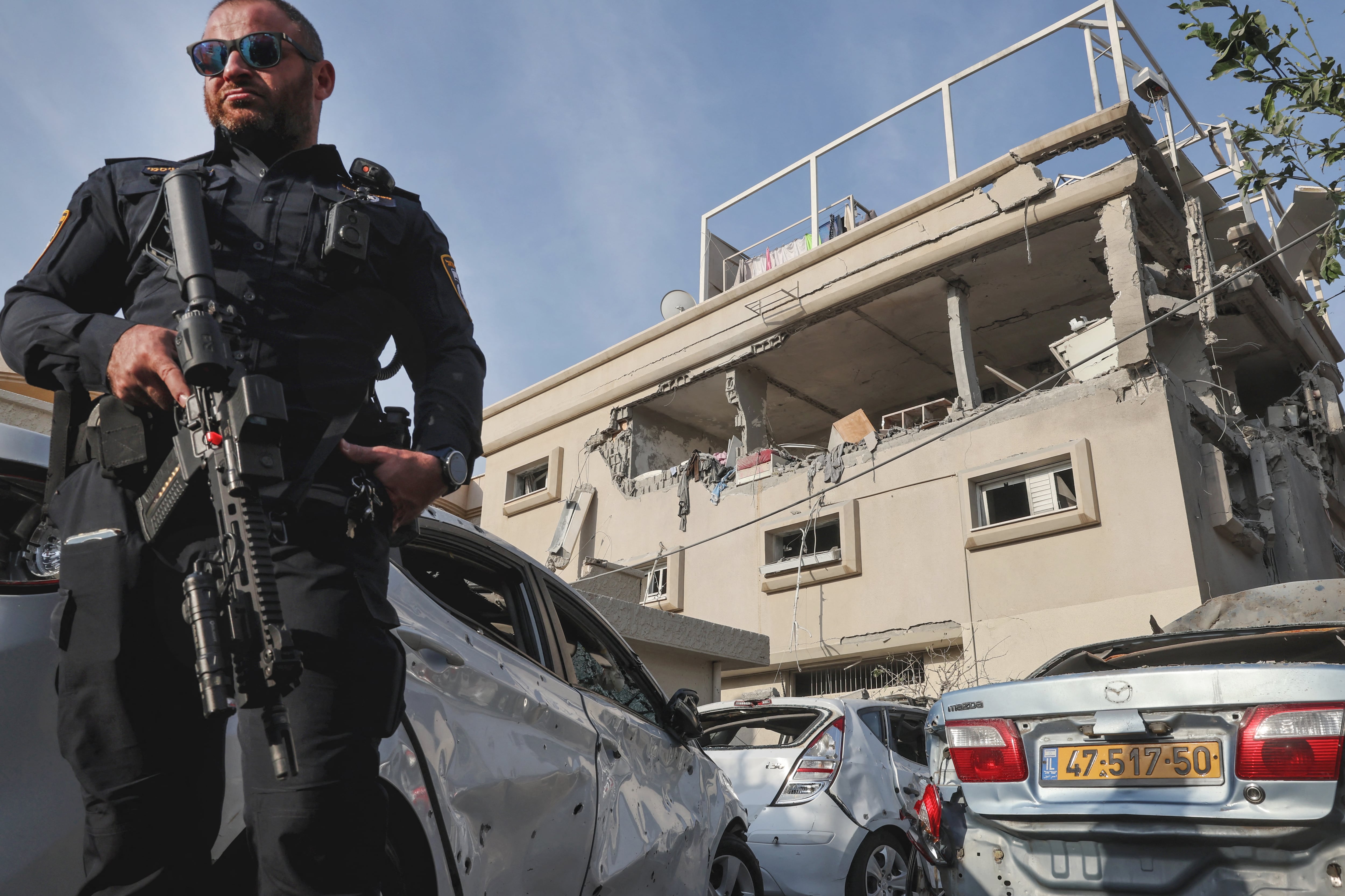Policía de Israel supervisa edificio afectado por caía de misiles lanzados desde Líbano