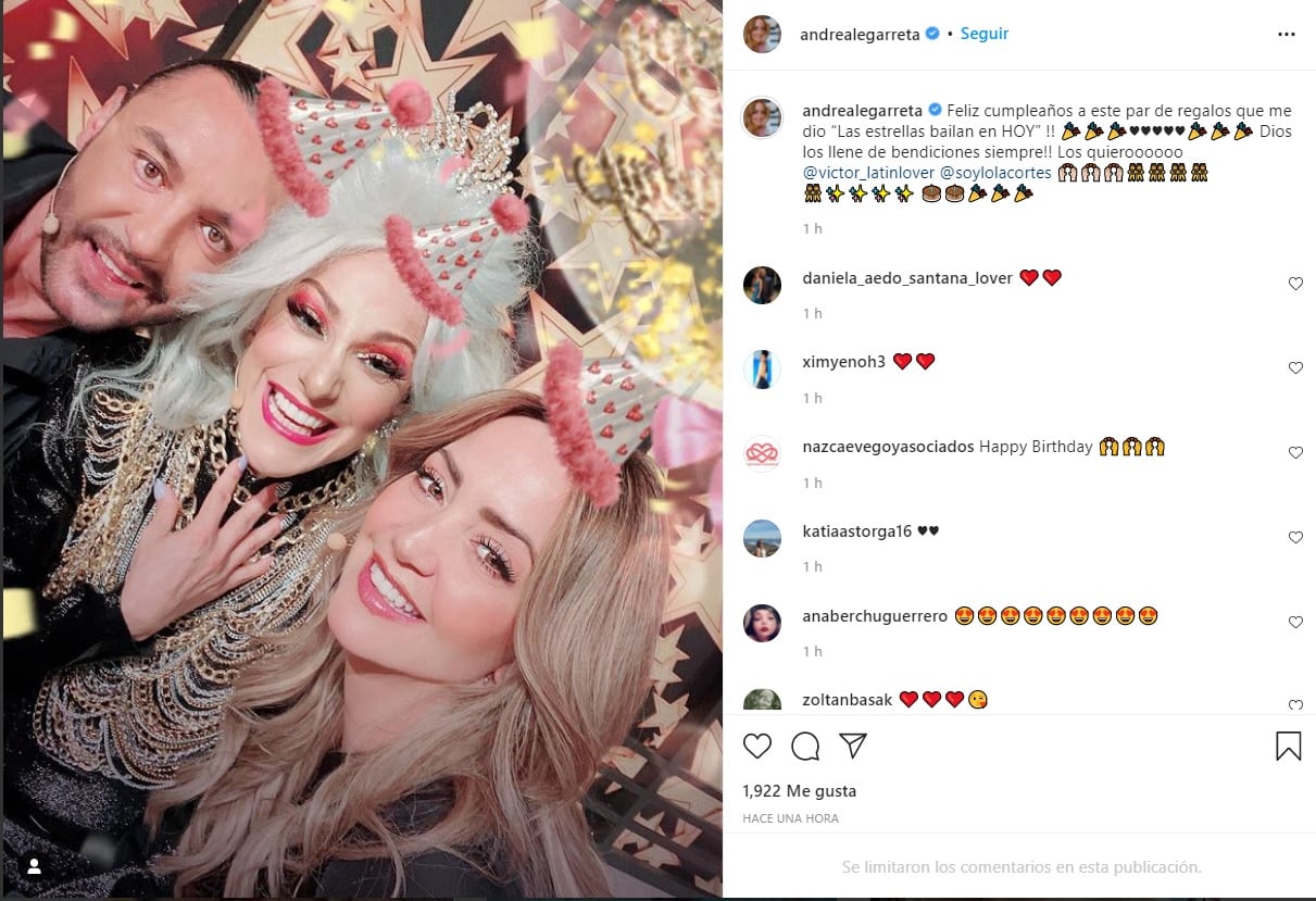 Andrea Legarreta les canta las mañanitas a Lola Cortés y Latin Lover