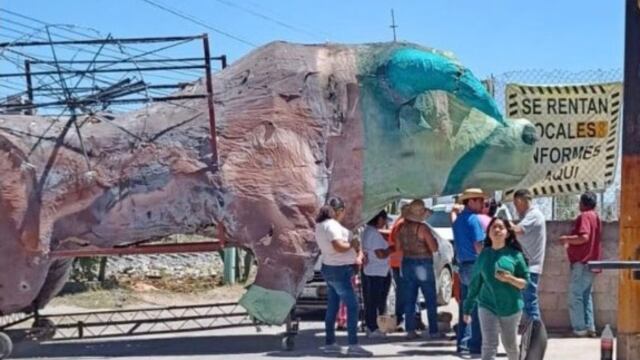 Con todo y toritos pirotecnicos, vecinos de Tultepec cierran el paso al Tren Suburbano
