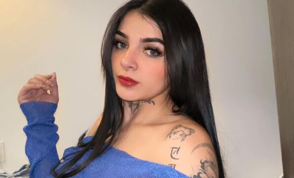 Karely Ruiz se quita el brasier