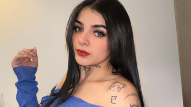 Karely Ruiz se quita el brasier