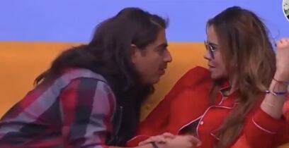 Rey Grupero intenta besar a Aylín Mujica