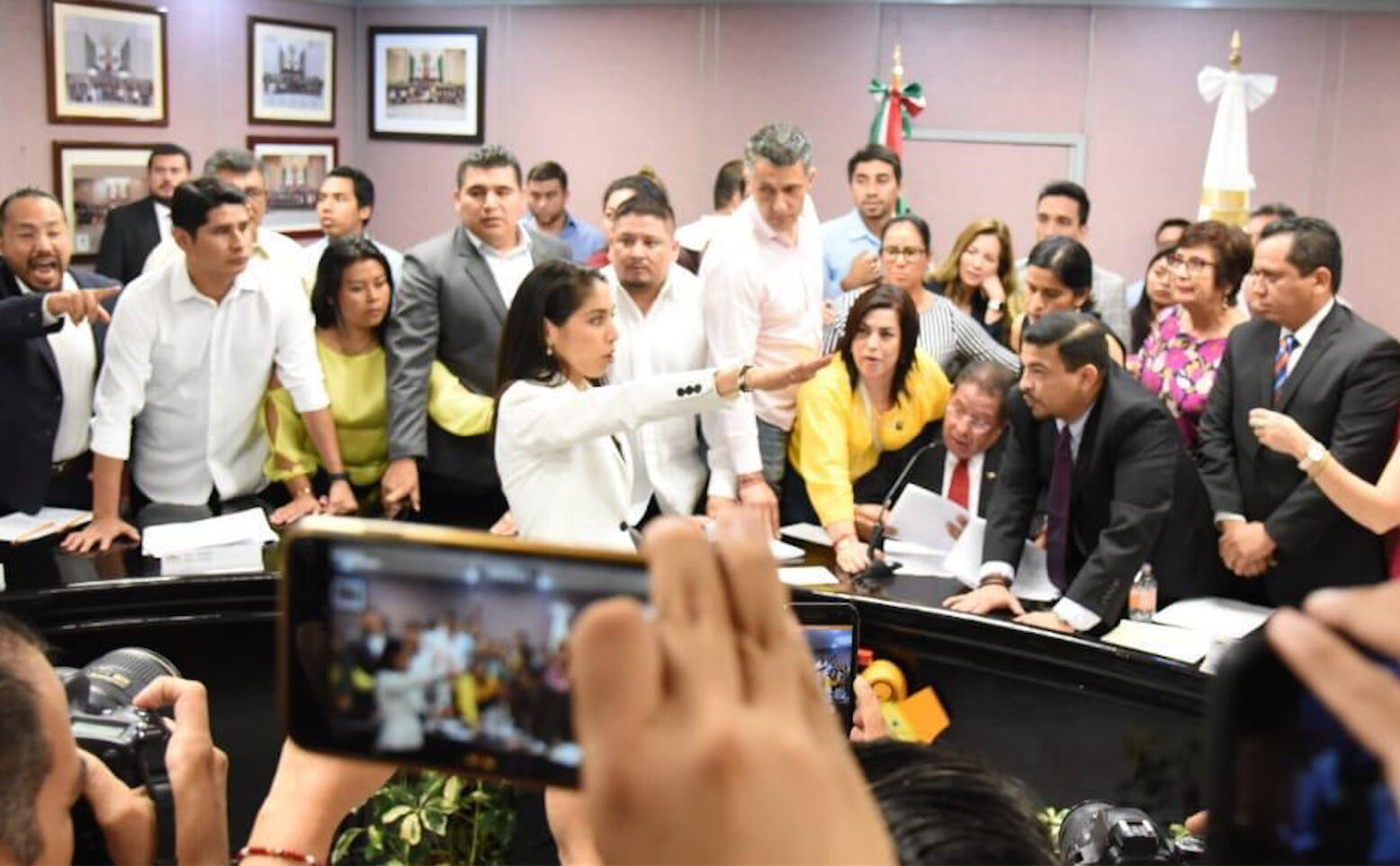 Votación de Comisión Permanente del Congreso de Veracruz donde se aprobó separación de Jorge Winckler y designación de Verónica Hernández como nueva fiscal.