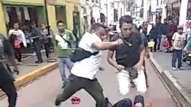 Vendedores golpean a comerciante indígena