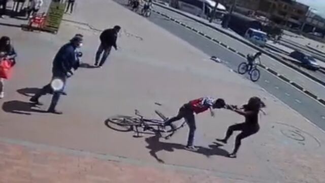 Mujer golpea al sujeto que le robó su celular