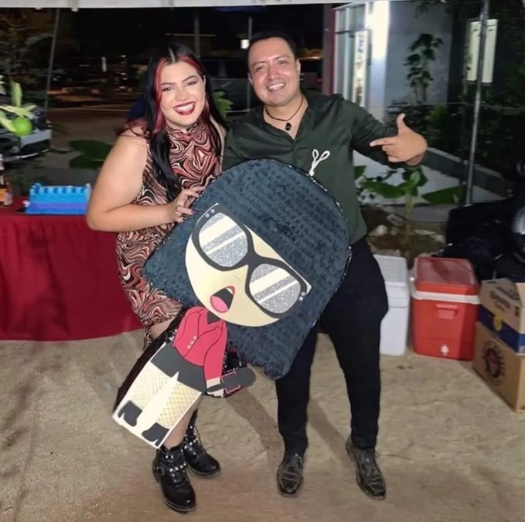 Pareja en fiesta temática de Pamela Chup