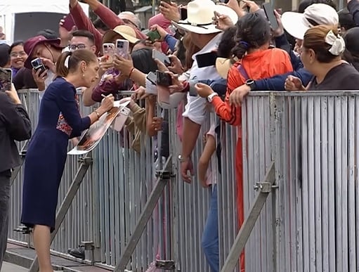 Claudia Sheinbaum convive con el pueblo antes de su Segundo Informe en el Zócalo de la CDMX.