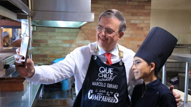Marcelo Ebrard ya sabe hacer huevos con machaca