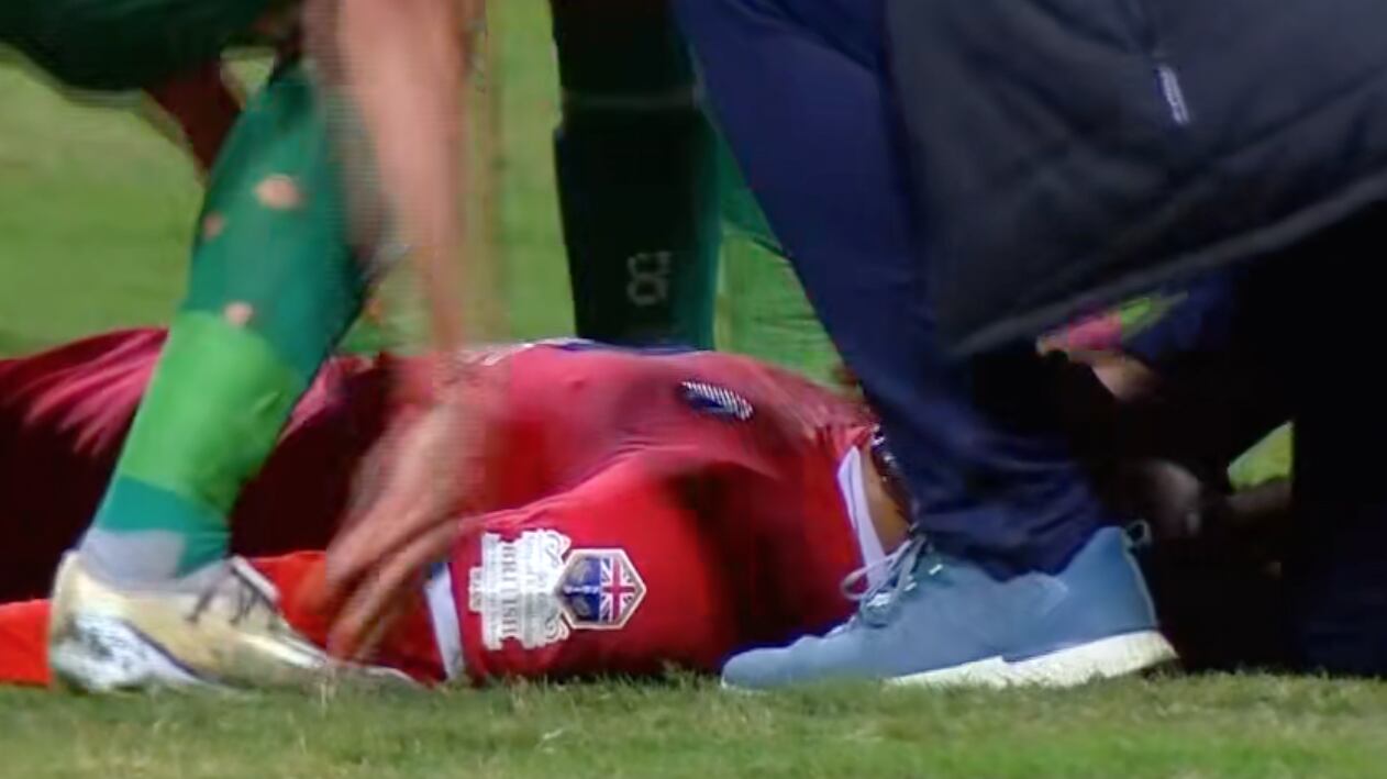 Futbolista sufre infarto en pleno partido; lo reportan inestable tras reanimarlo