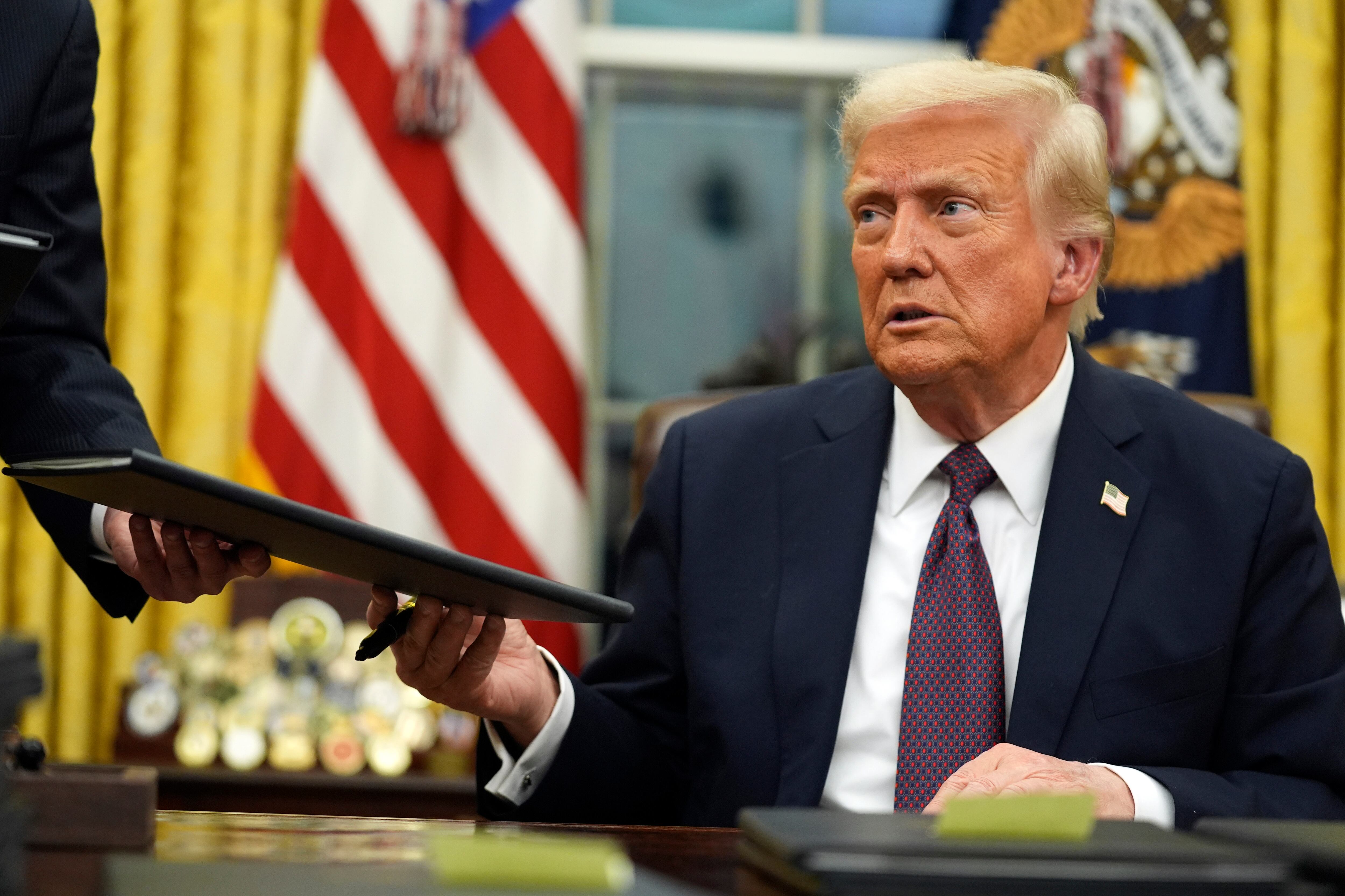 Donald Trump firma sus primeras órdenes ejecutivas en su primer día de su gobierno