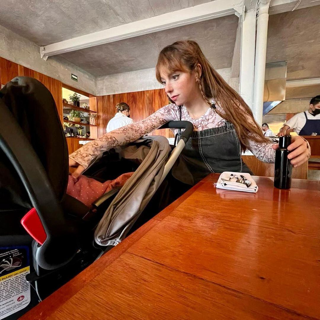 Natalia Téllez cuidando a su hija Emilia