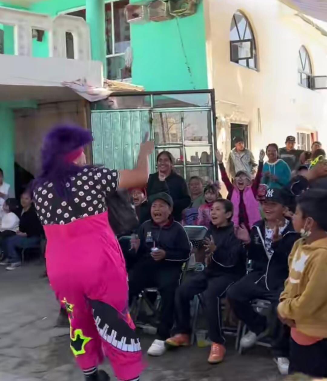 contratan payaso para show infantil, era un funeral