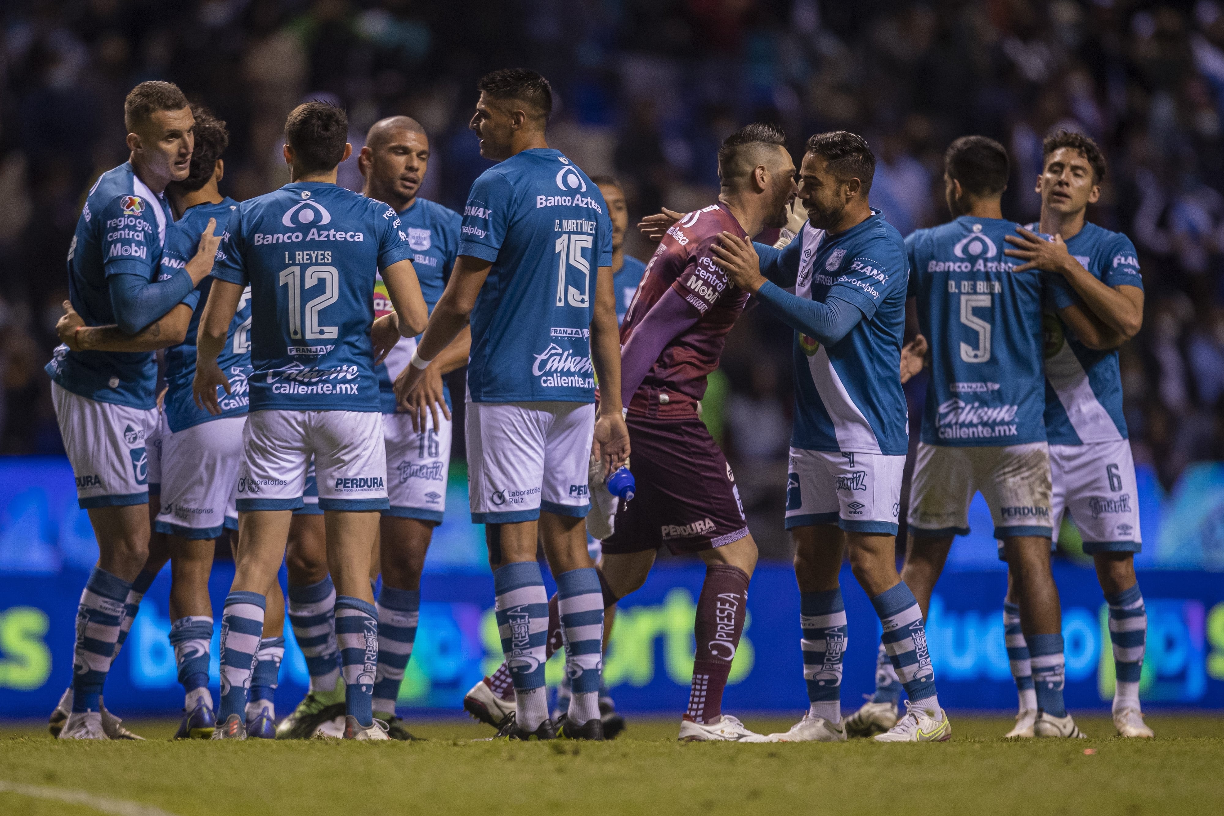 El Club Puebla festeja ante Rayados