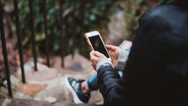 Persona usando un celular